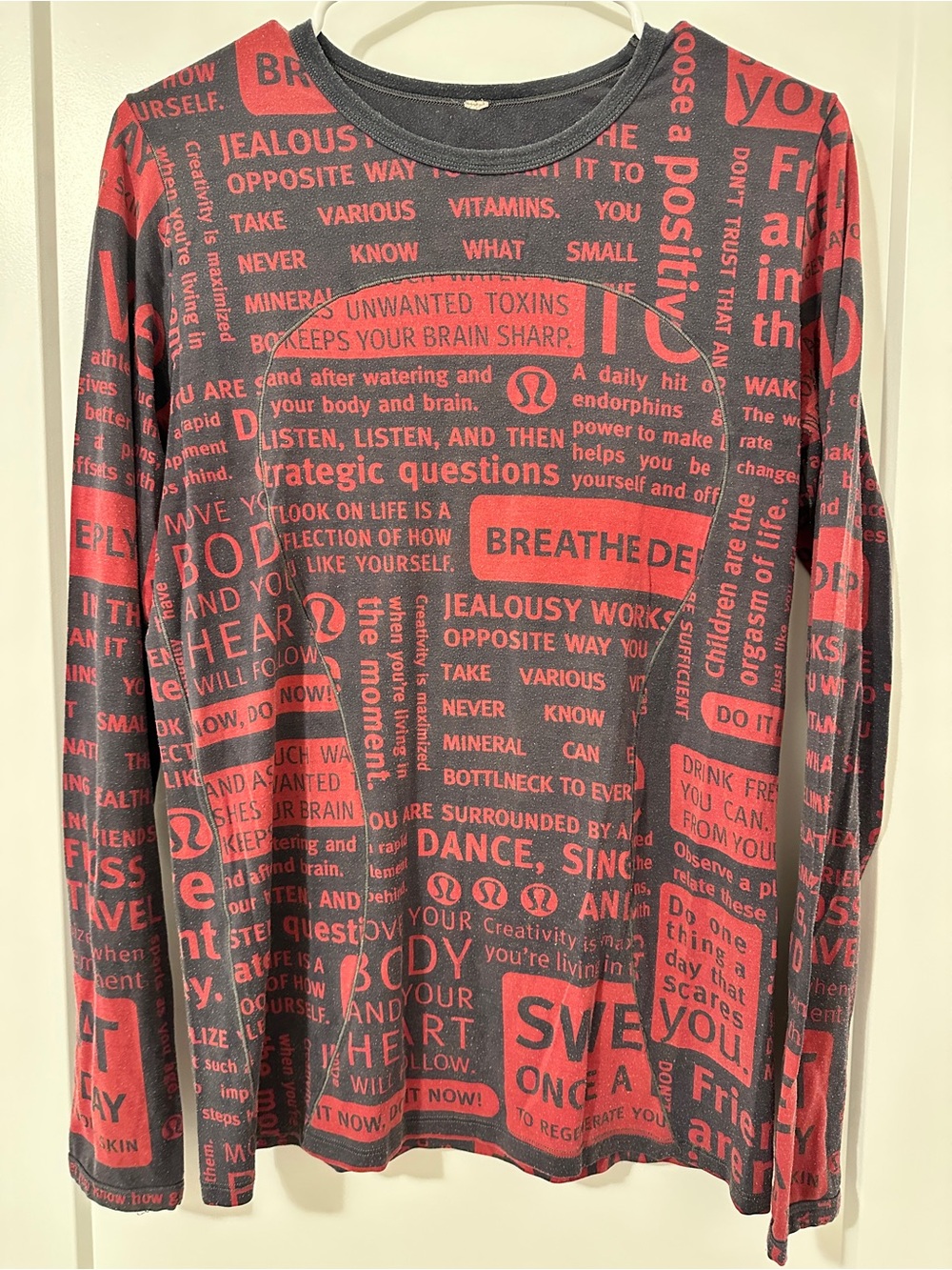 Lululemon Vintage Manifesto Long Sleeve Tee in Red/ Black Size 8**